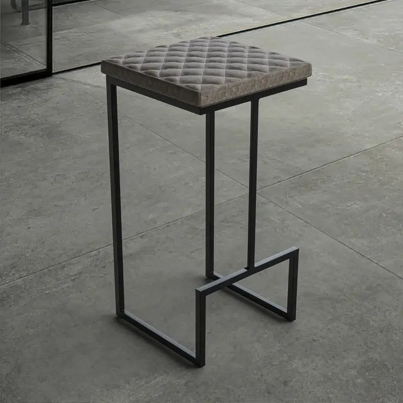 Tabouret de bar moderne matelassé en similicuir Quincy – Tabouret de cuisine rembourré de 61 cm