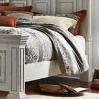Lit double Queen | Finition vieillie Whitestone | Bois d'hévéa et moulures | Style traditionnel