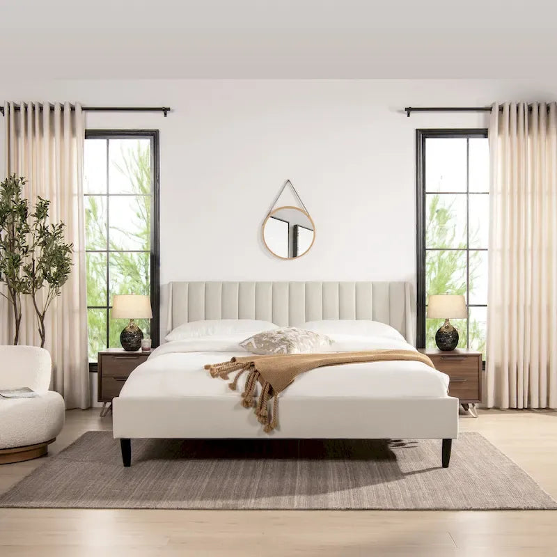 Lit plateforme en lin discret avec tête de lit capitonnée verticale | Très grand lit et grand lit | Style campagnard