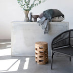 Tabouret en bois à surface texturée