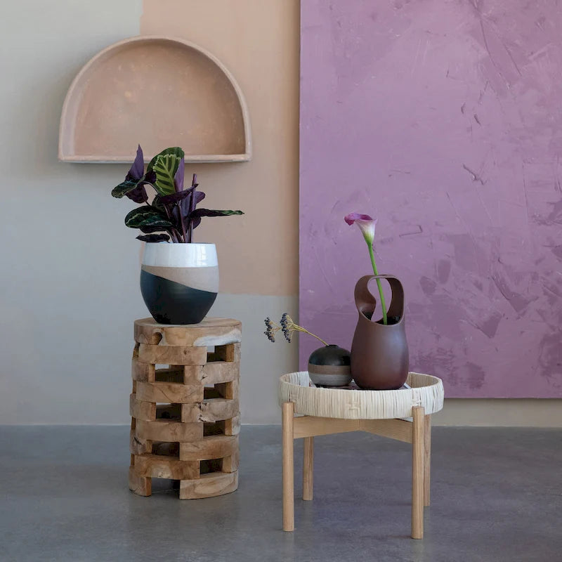Tabouret en bois à surface texturée